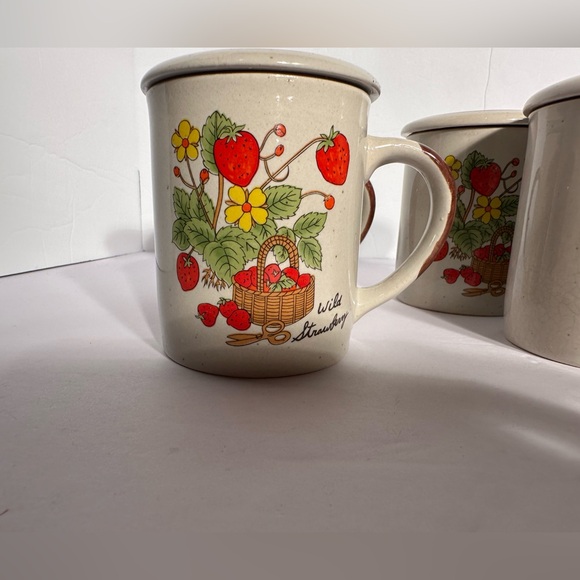 Vintage Wild Strawberry Coffee Mugs With Lids Tea Cups Made in Korea Set Of 4 - Picture 6 of 13